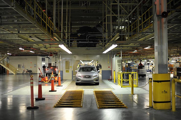 Hyundai Sonata 2015 saliendo de la fábrica